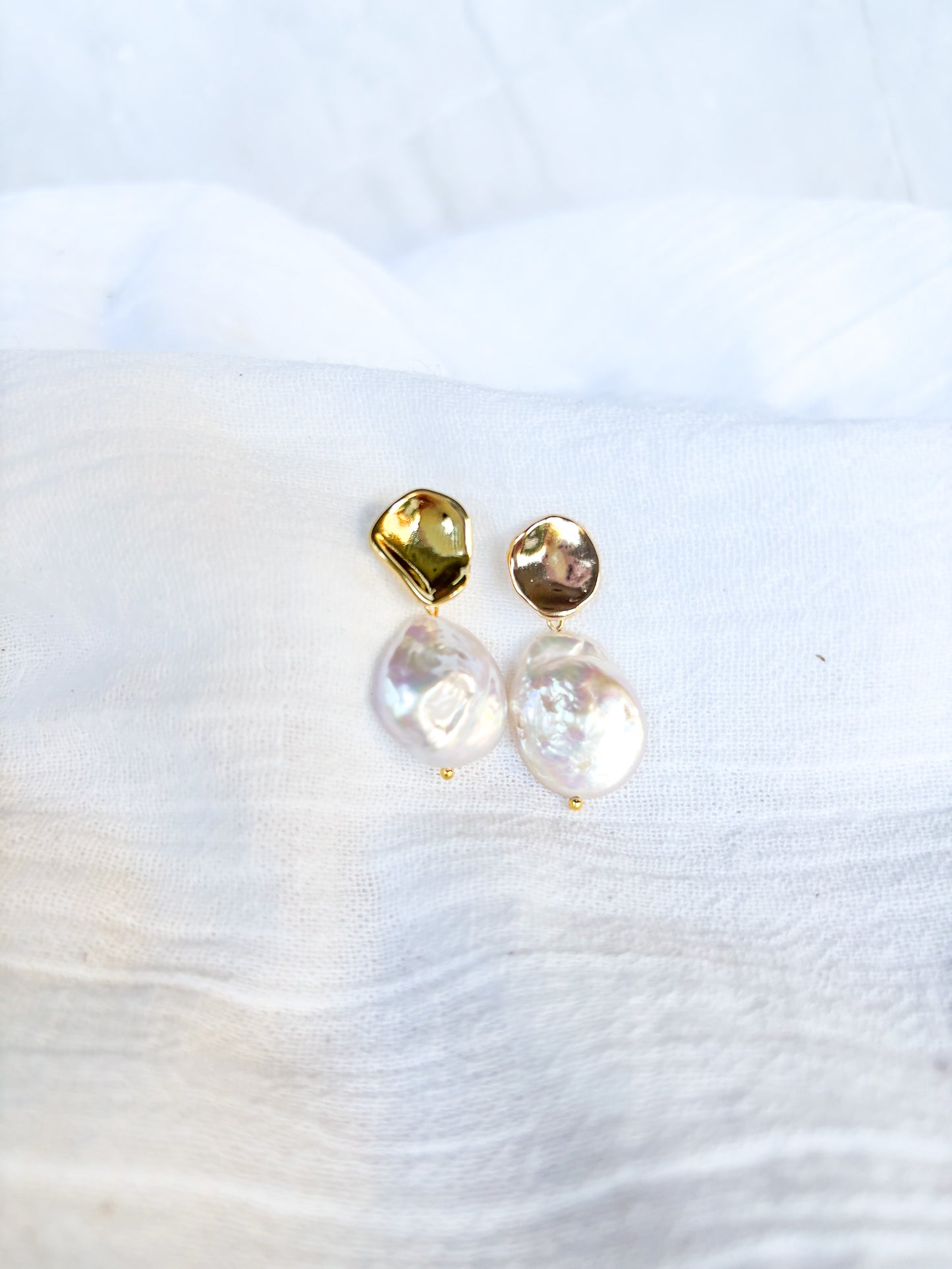 Wavy Gold Stud with Freshwater Pearl Nugget - Beadsmith