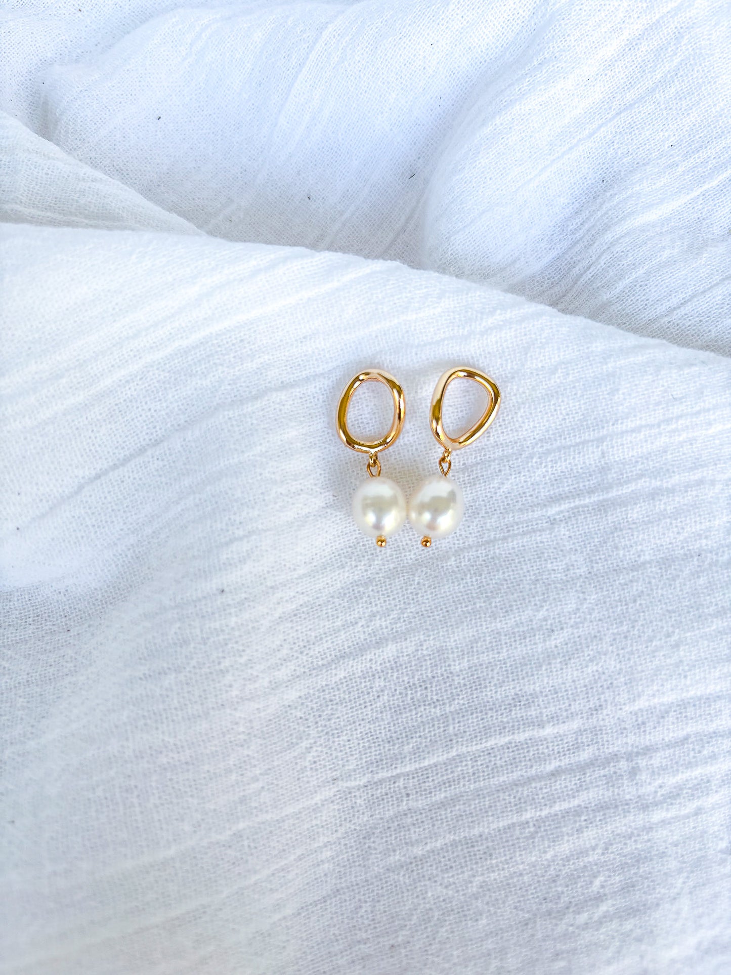 Wavy Gold Freshwater Pearl Open stud earrings - Beadsmith