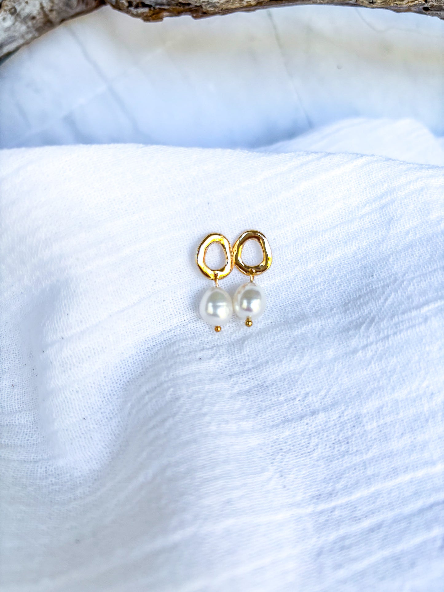 Wavy Gold Studs with Freshwater Pearls - Beadsmith