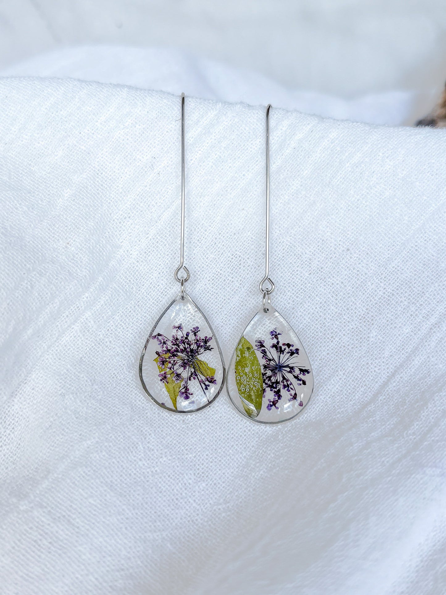 Teardrop bezel with real flowers and resin earrings - Beadsmith