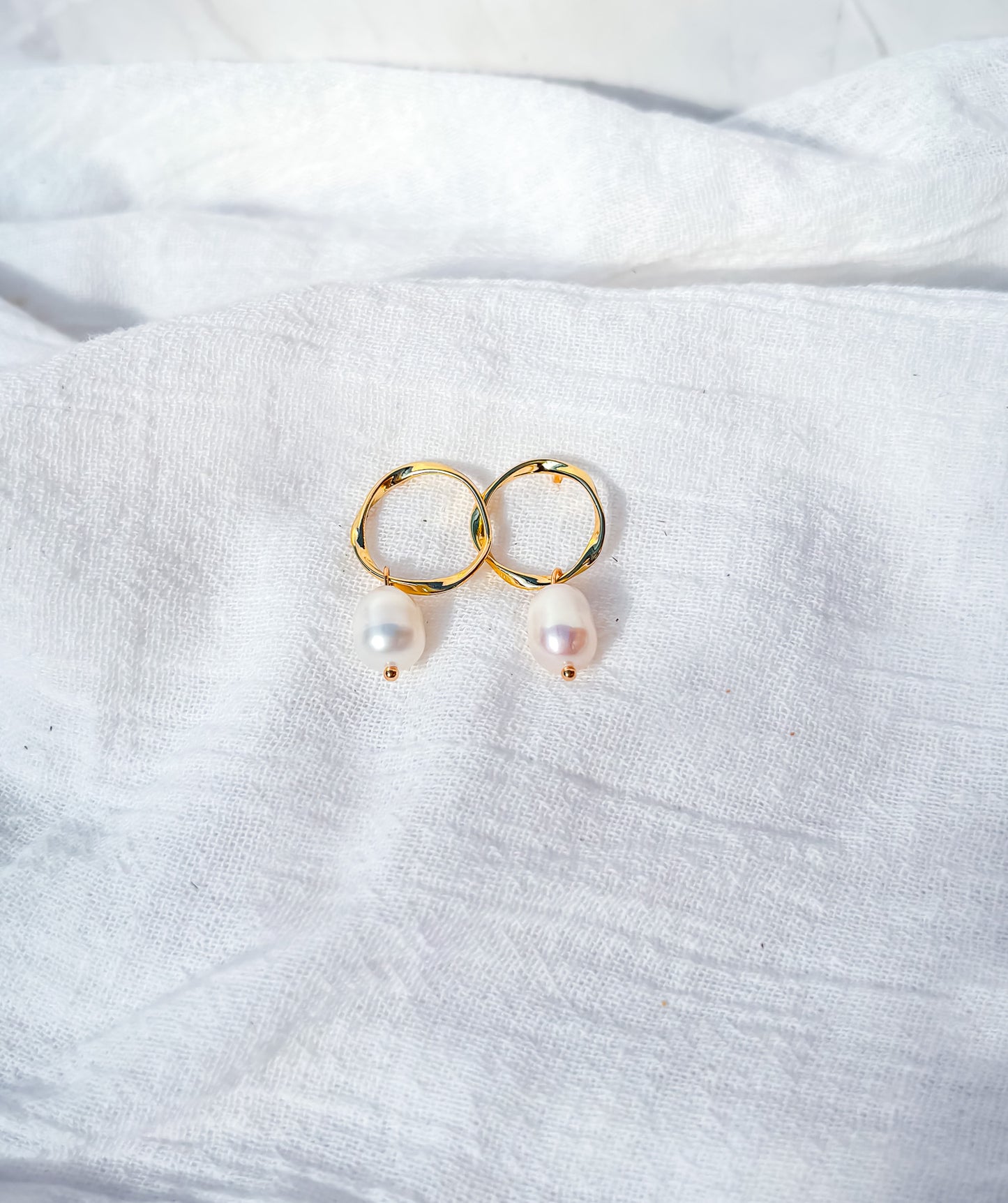 Freshwater pearl on open gold loop stud - Beadsmith