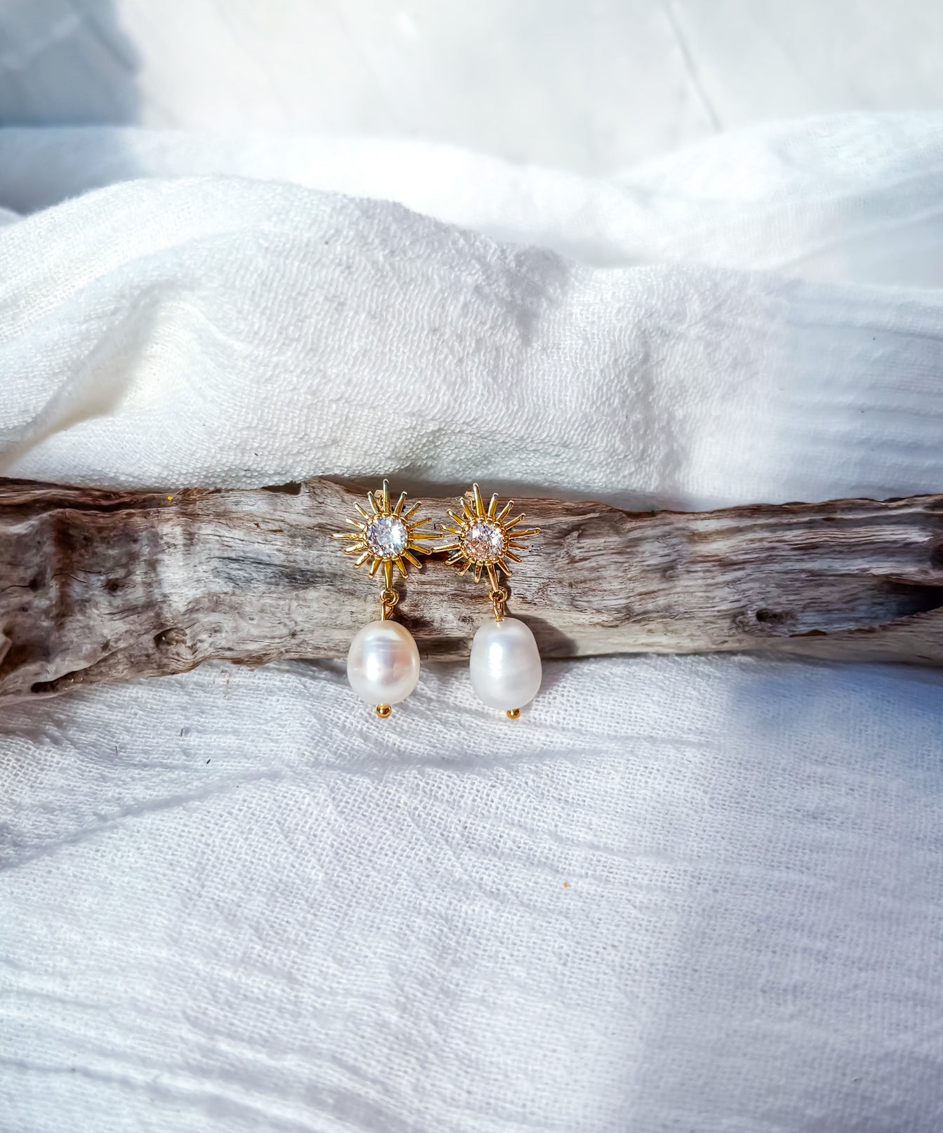Freshwater pearl on gold starburst with diamonte stud - Beadsmith