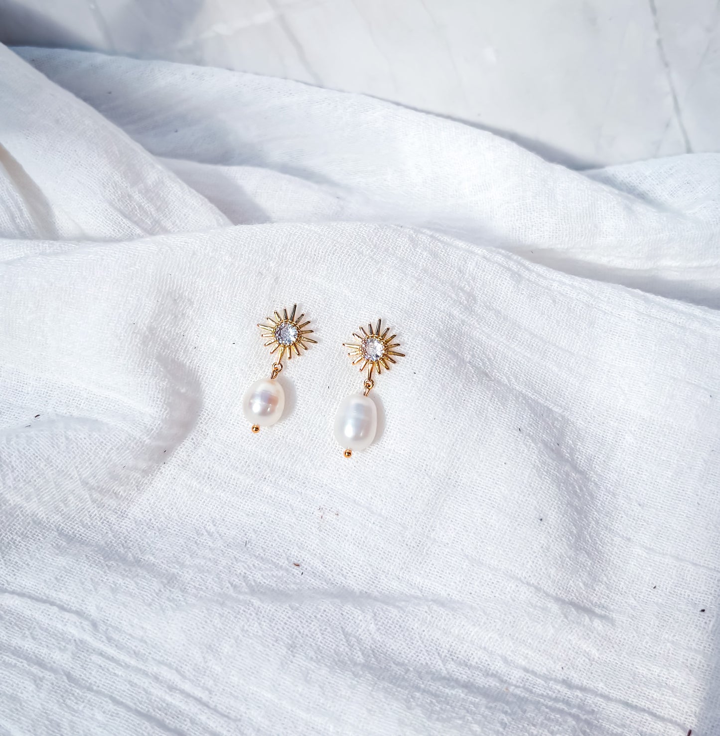 Freshwater pearl on gold starburst with diamonte stud - Beadsmith