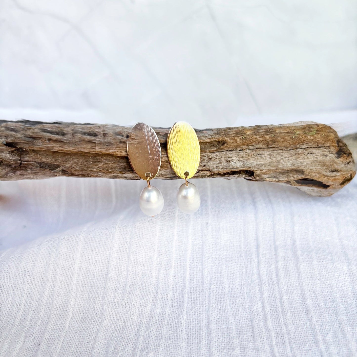 Hammered gold oval stud with freashwater pearl - Beadsmith