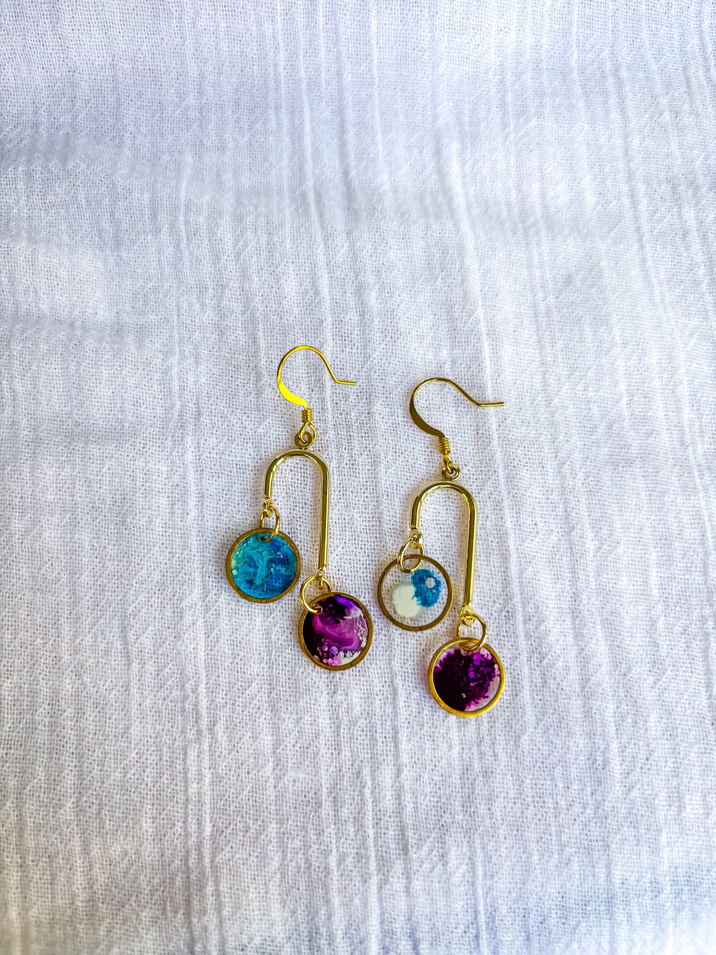 Gold rings with blue and purple resin discs - Beadsmith