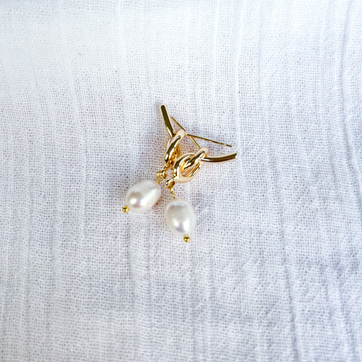 Gold plated knot stud with freshwater pearl - Beadsmith
