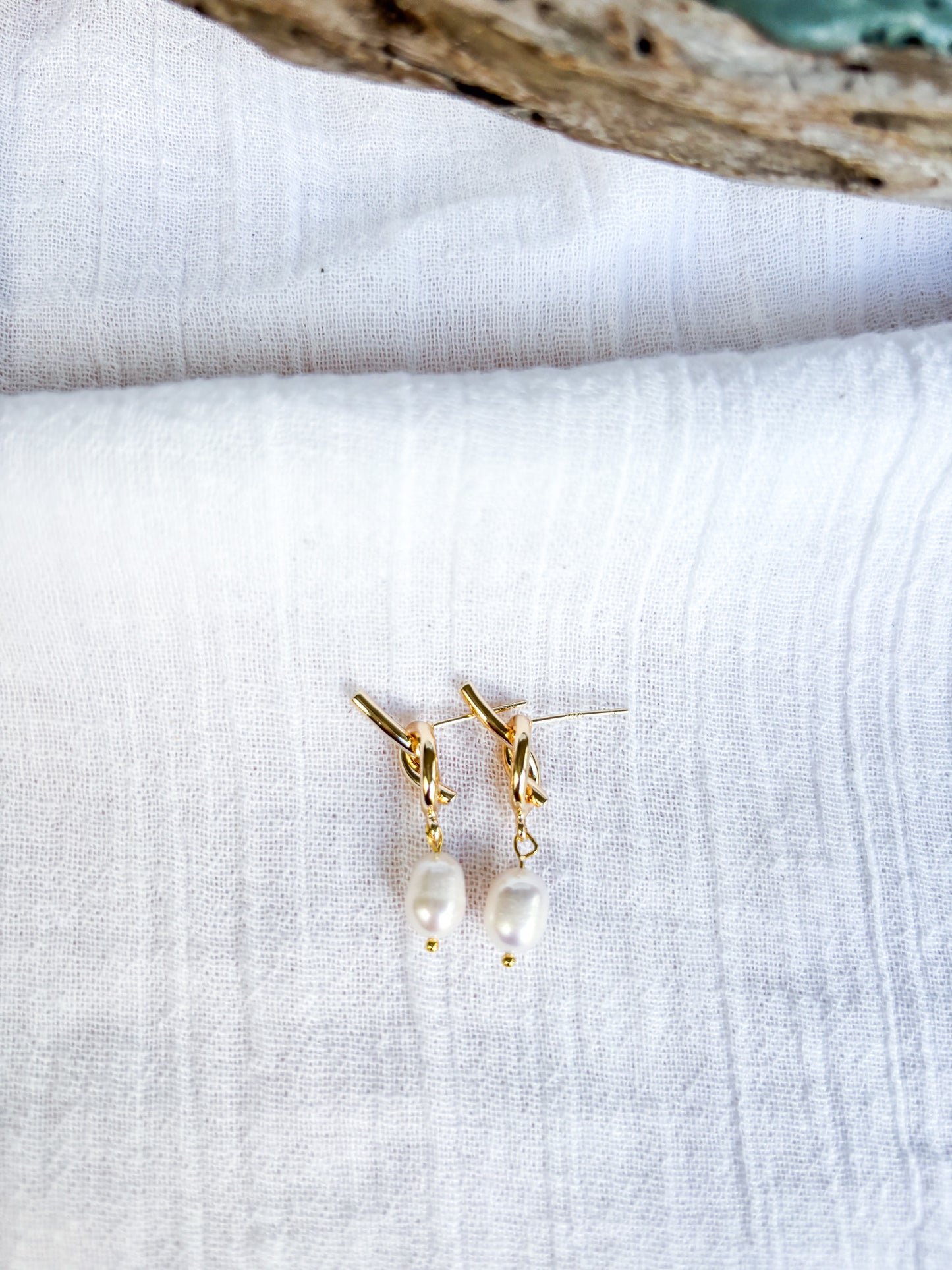Gold plated knot stud with freshwater pearl - Beadsmith