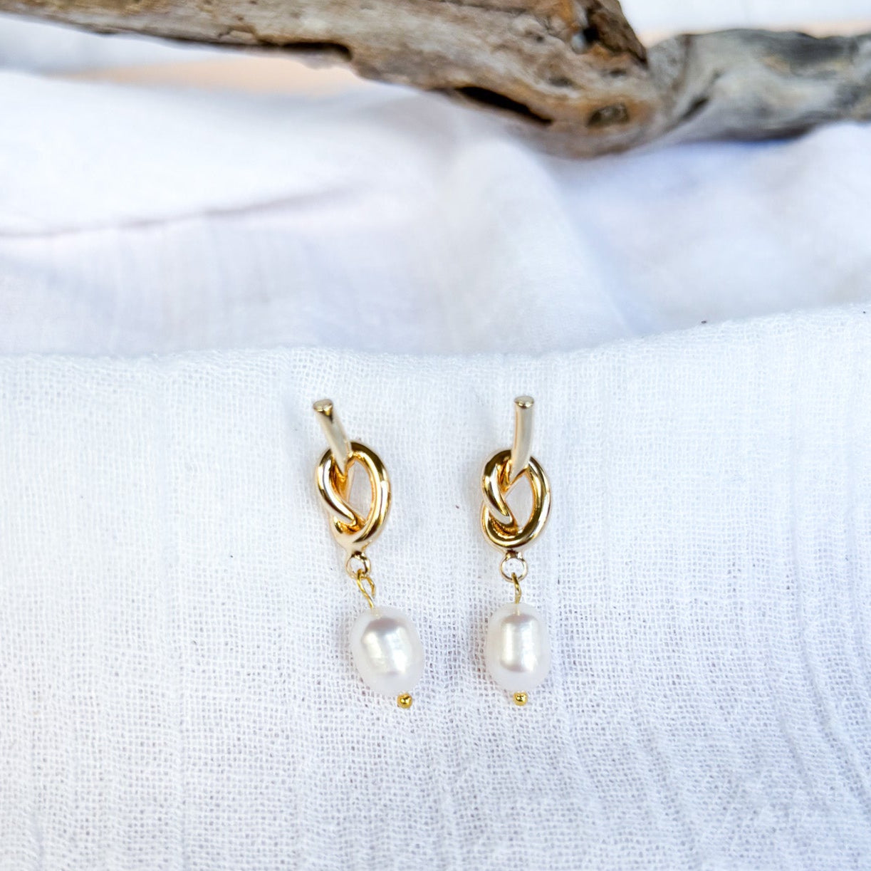 Gold plated knot stud with freshwater pearl - Beadsmith