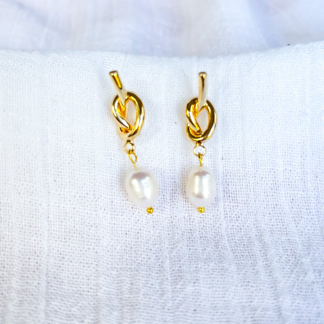 Gold plated knot stud with freshwater pearl - Beadsmith
