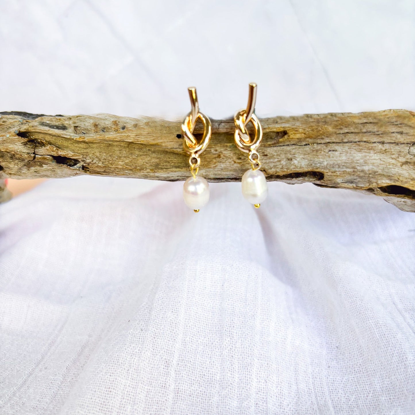 Gold plated knot stud with freshwater pearl - Beadsmith