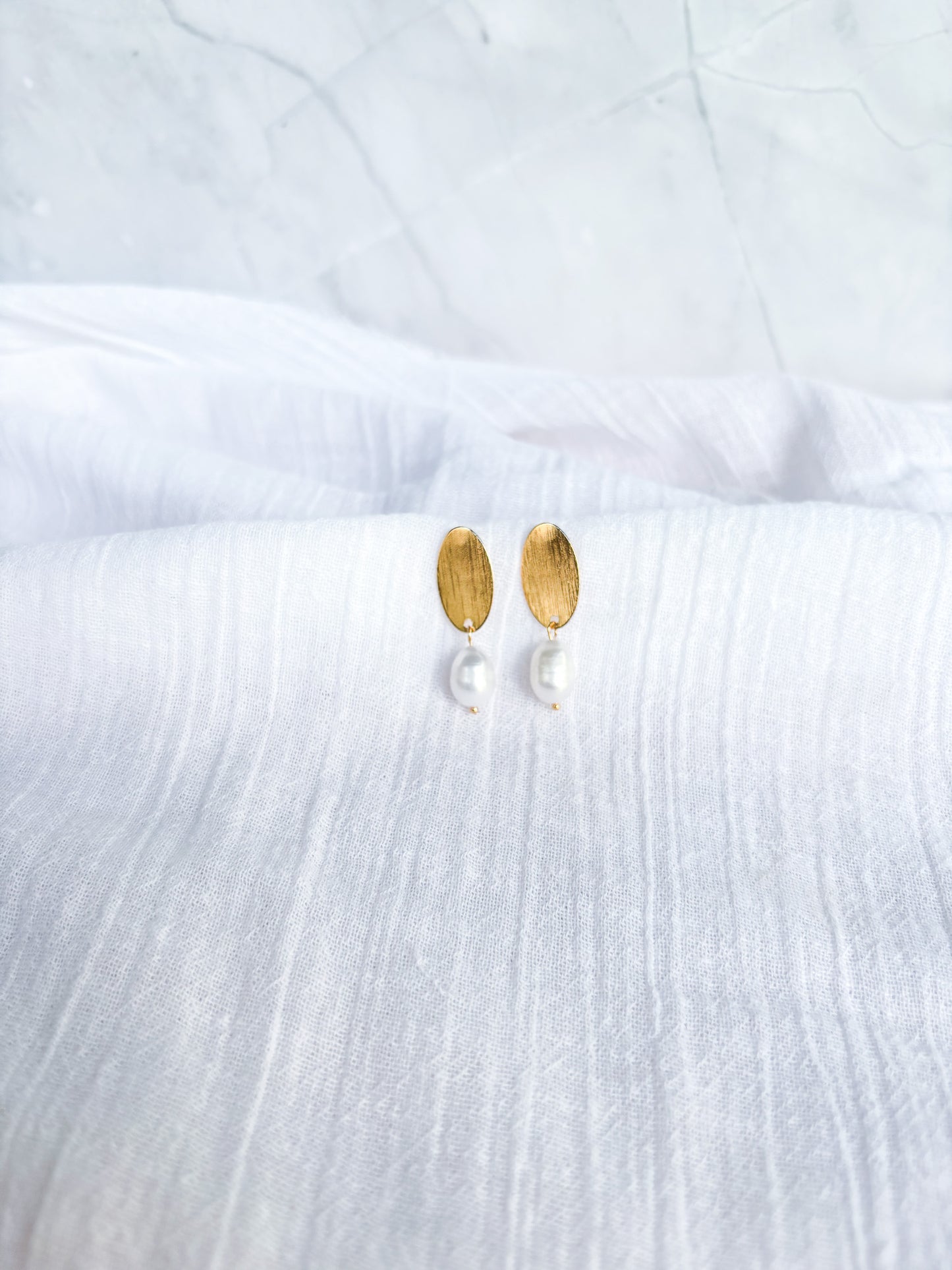 Hammered gold oval stud with freashwater pearl - Beadsmith