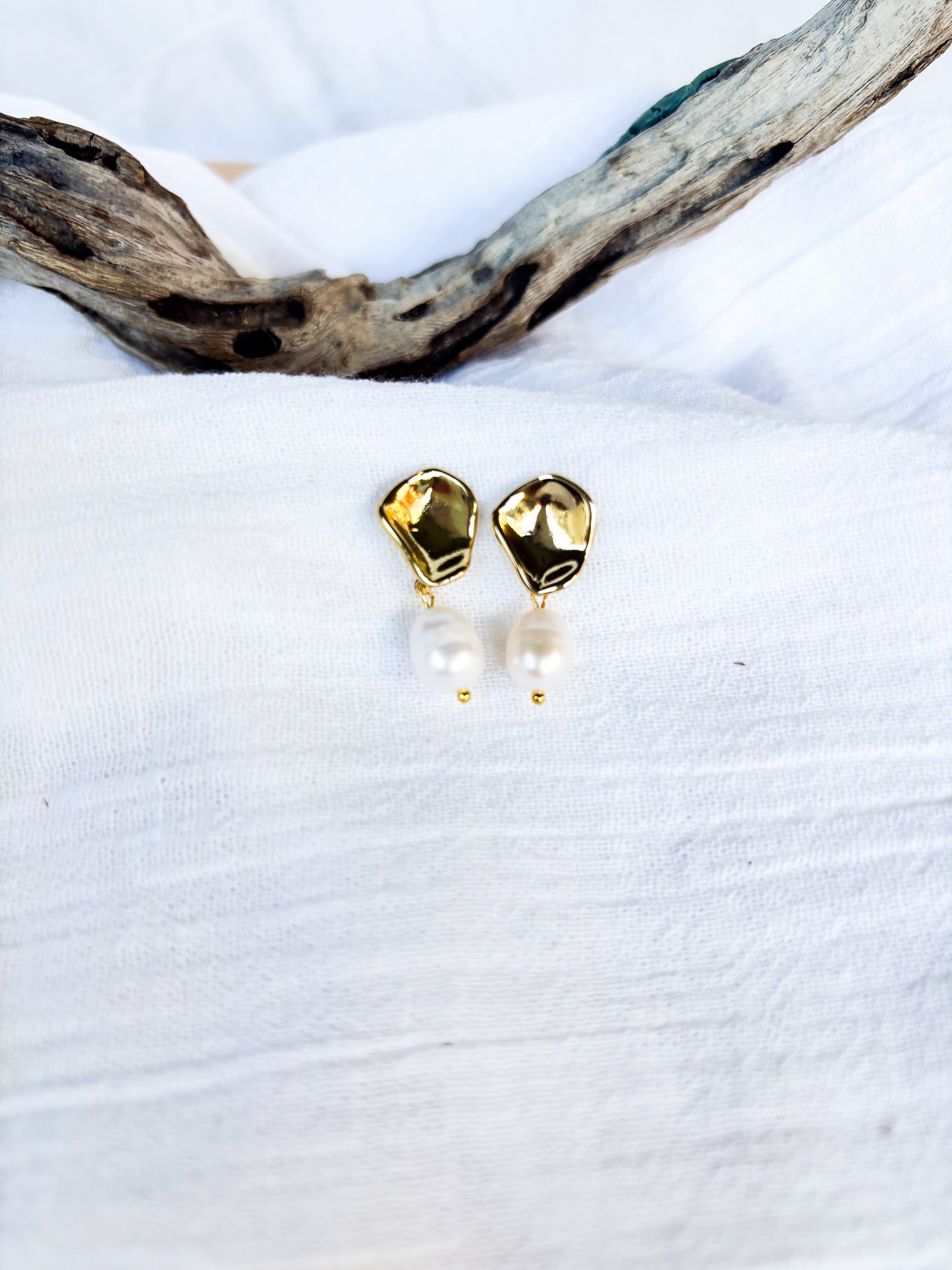 Wavy Stud with Freshwater Pearl - Beadsmith