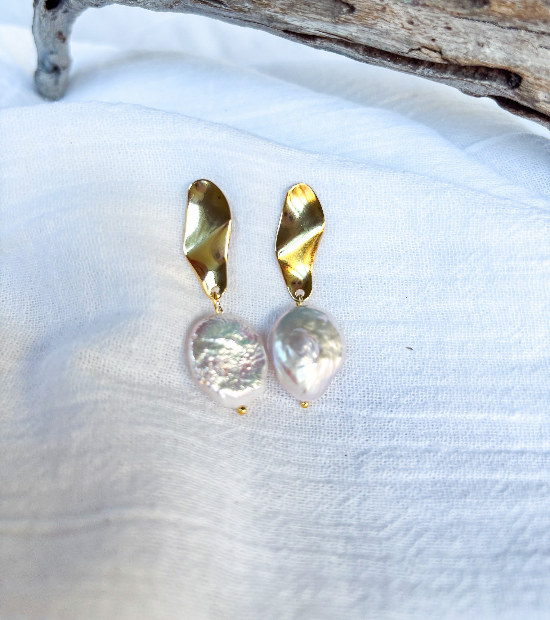 Wavy Studs with Freshwater Pebble Pearl - Beadsmith