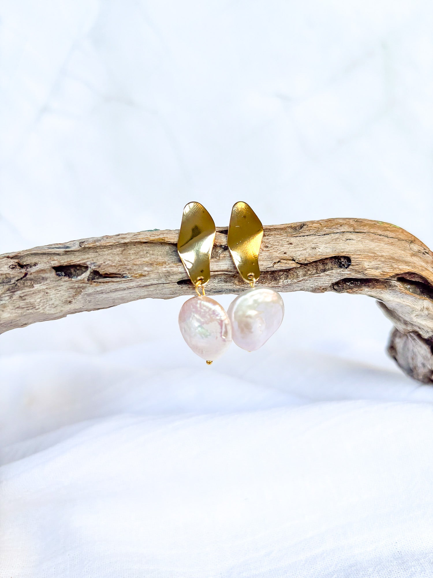 Wavy Studs with Freshwater Pebble Pearl - Beadsmith