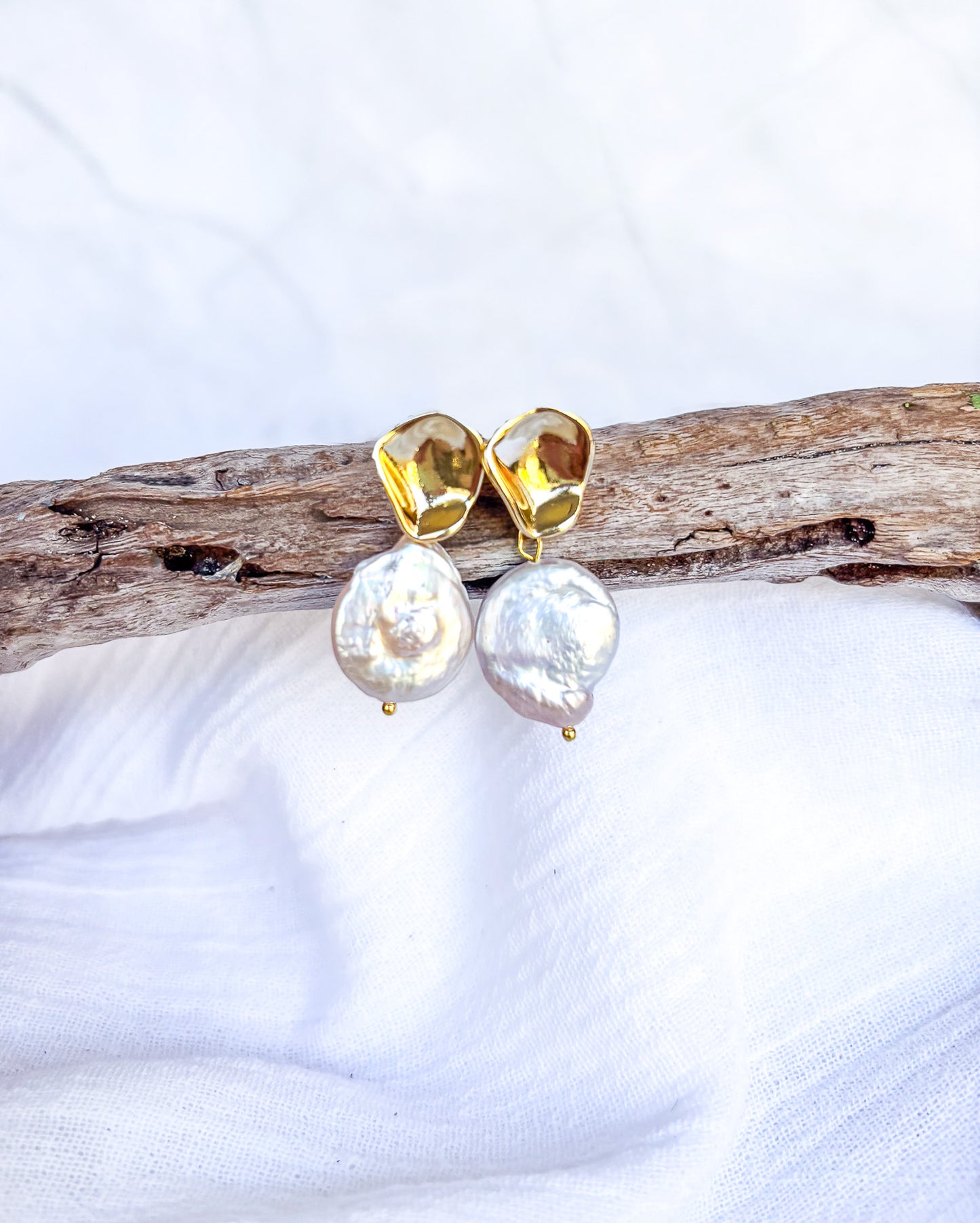 Wavy Gold Stud with Freshwater Pearl Nugget - Beadsmith