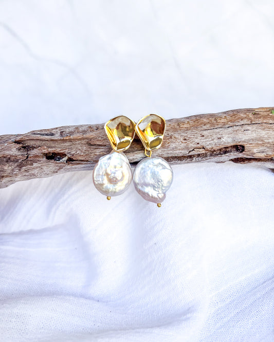 Wavy Gold Stud with Freshwater Pearl Nugget - Beadsmith