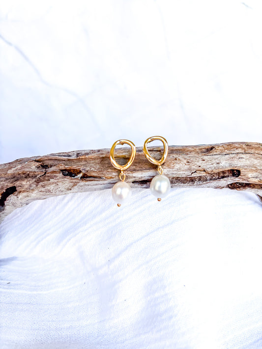 Wavy Gold Freshwater Pearl Open stud earrings - Beadsmith