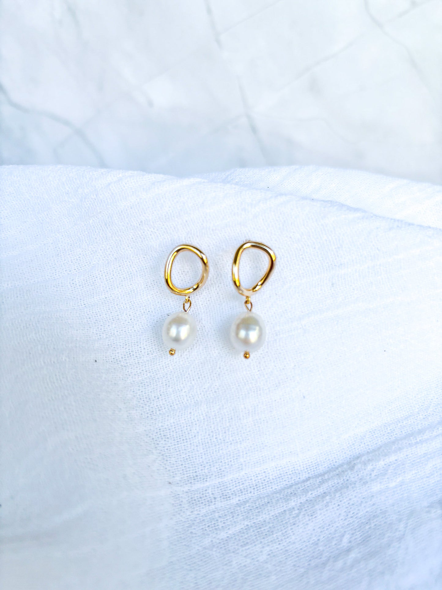 Wavy Gold Freshwater Pearl Open stud earrings - Beadsmith