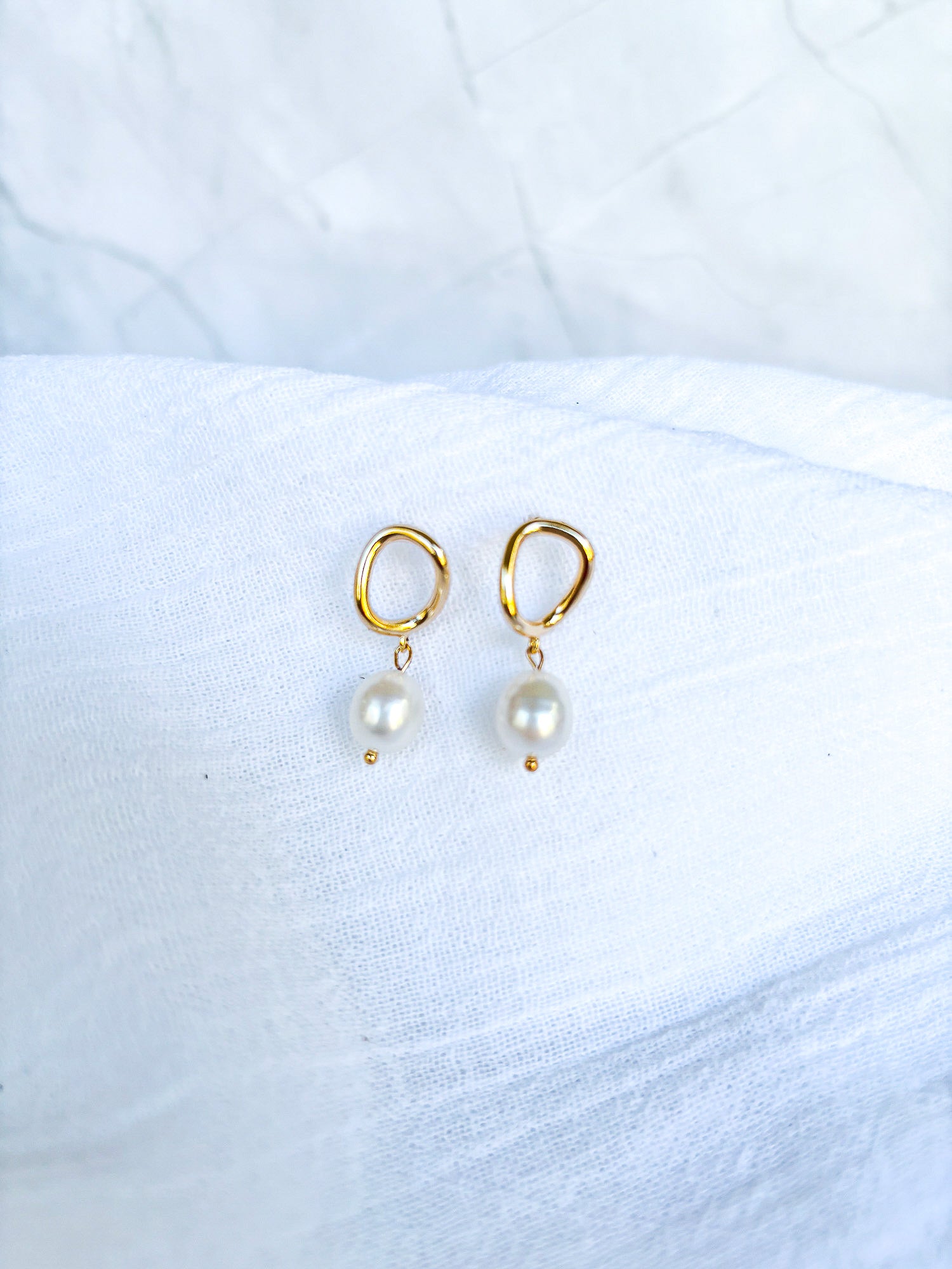 Wavy Gold Freshwater Pearl Open stud earrings - Beadsmith