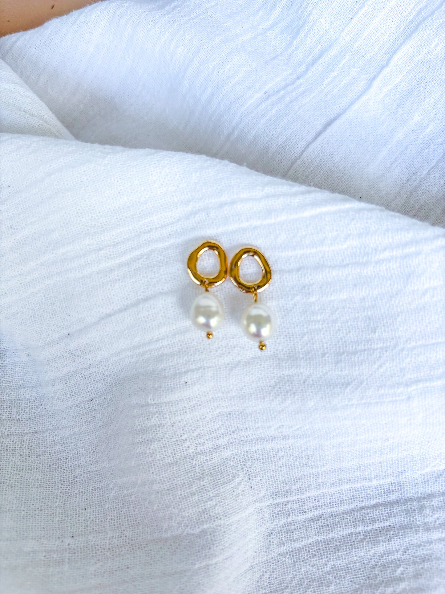 Wavy Gold Studs with Freshwater Pearls - Beadsmith