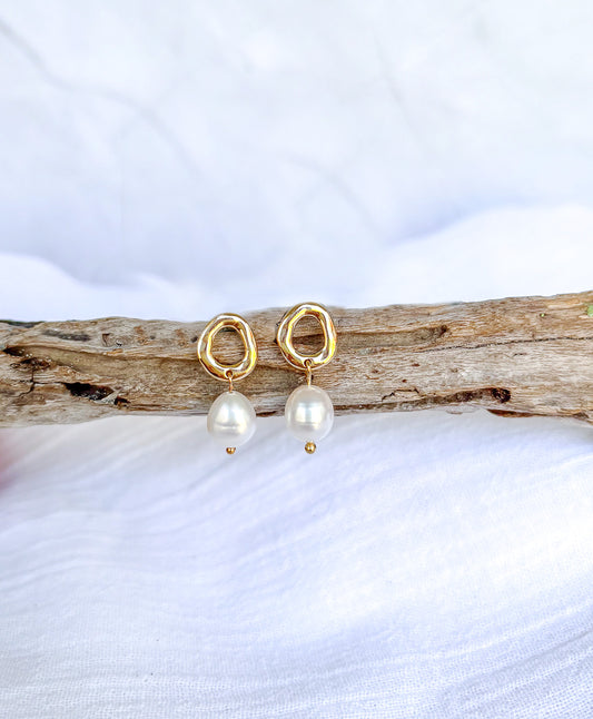 Wavy Gold Studs with Freshwater Pearls - Beadsmith