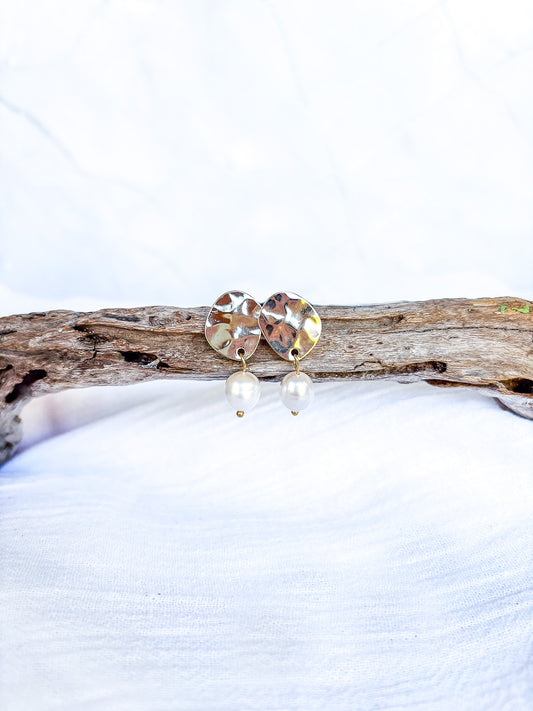 Freshwater Pearl on Hammered Silver Studs - Beadsmith