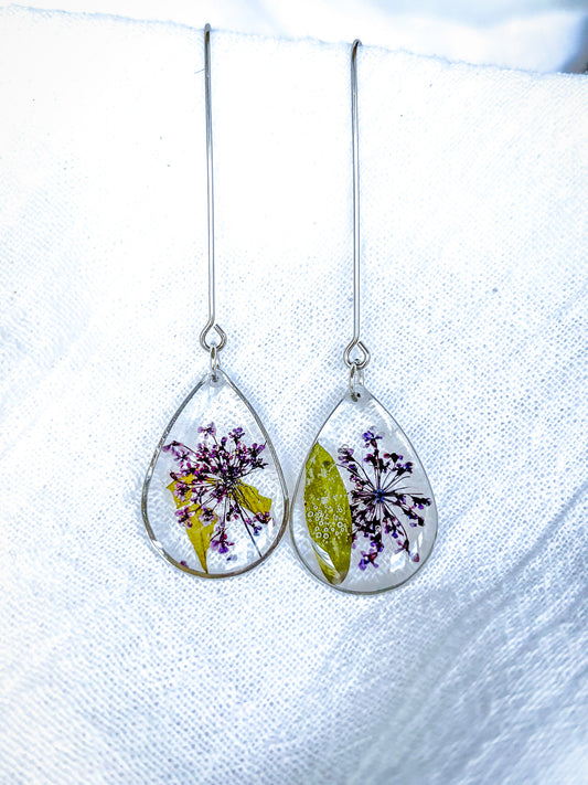 Teardrop bezel with real flowers and resin earrings - Beadsmith