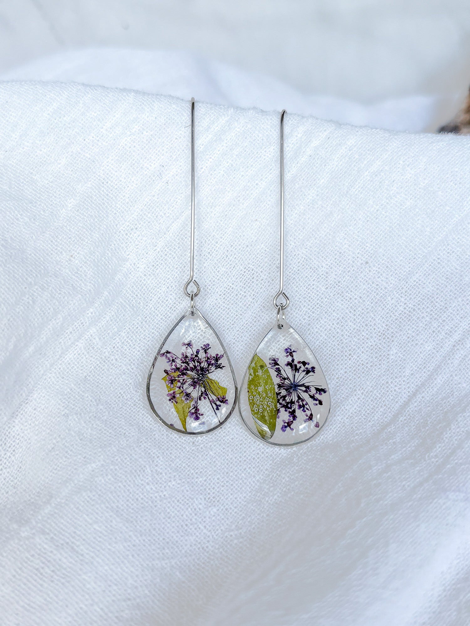 Teardrop bezel with real flowers and resin earrings - Beadsmith