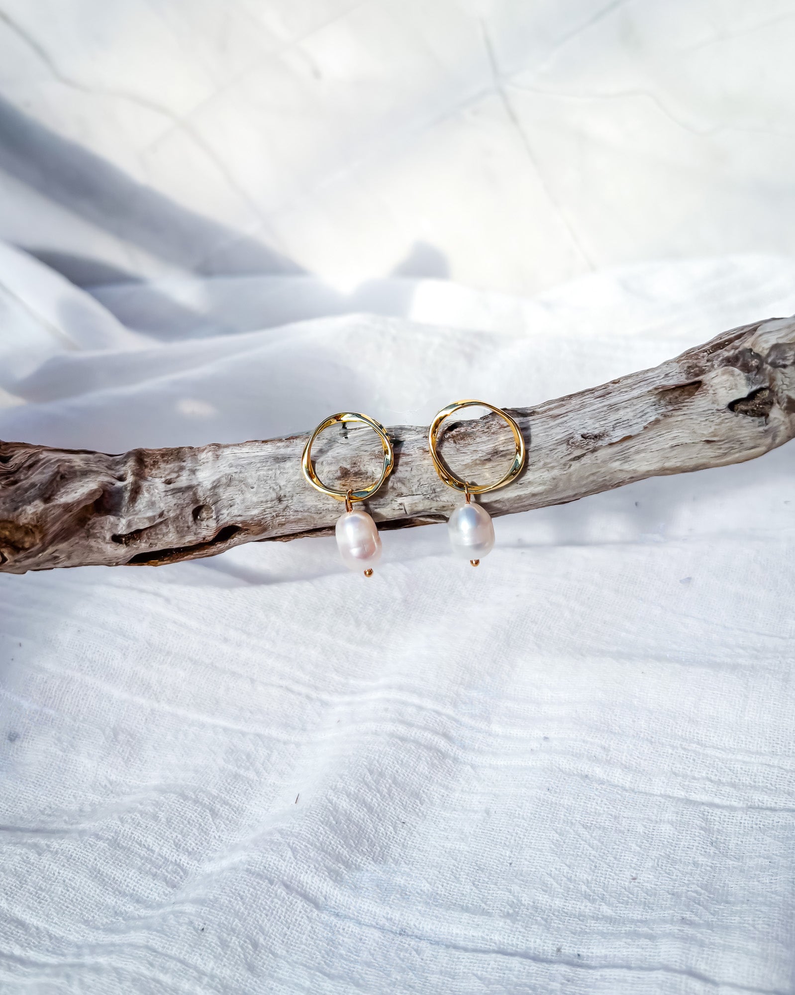 Freshwater pearl on open gold loop stud - Beadsmith
