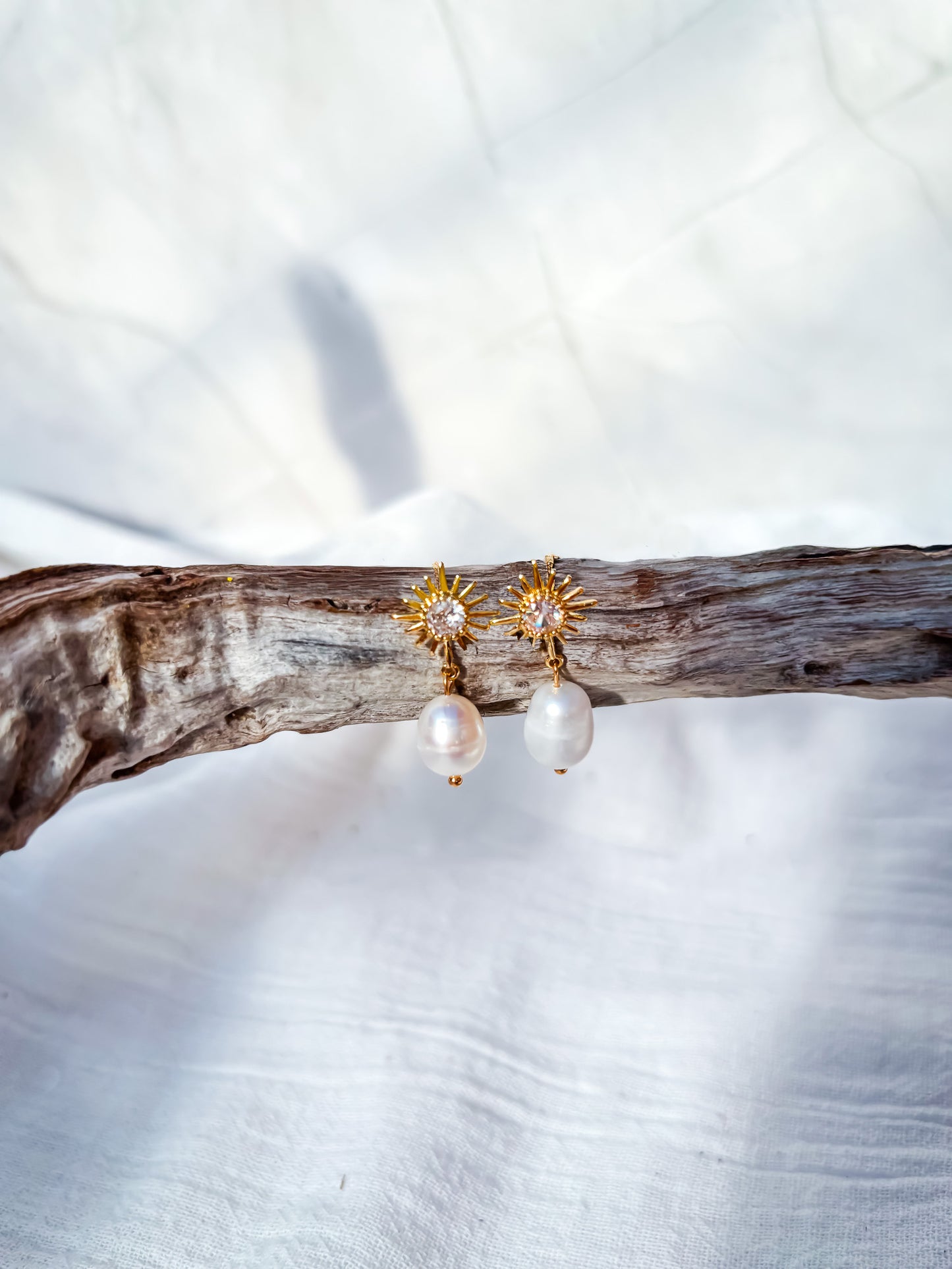 Freshwater pearl on gold starburst with diamonte stud - Beadsmith