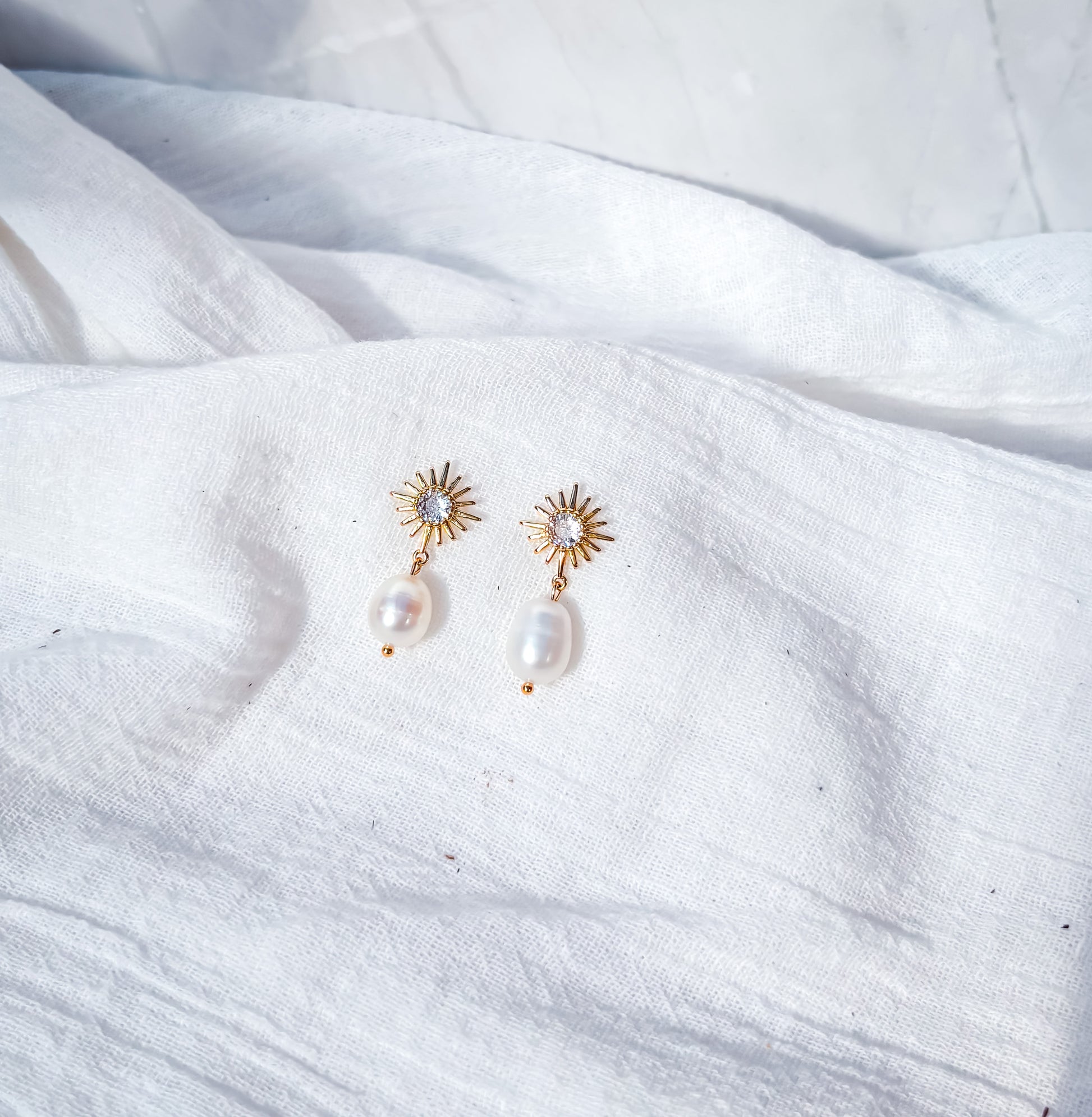 Freshwater pearl on gold starburst with diamonte stud - Beadsmith