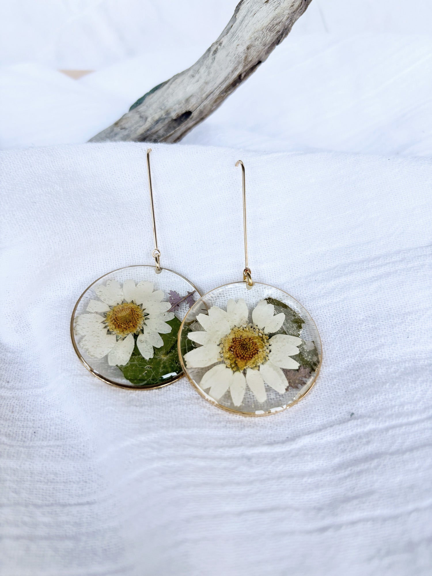 Gold ring and resin flowers earrings - Beadsmith