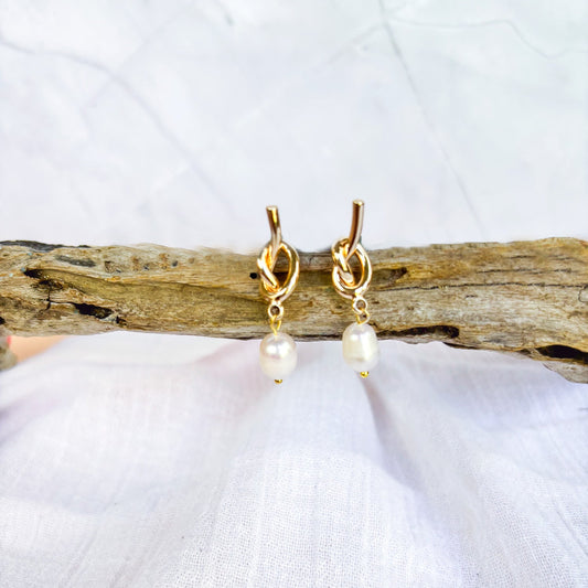 Gold plated knot stud with freshwater pearl - Beadsmith