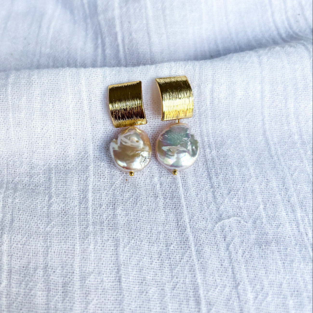 Gold plated brushed stud with nugget pearl - Beadsmith