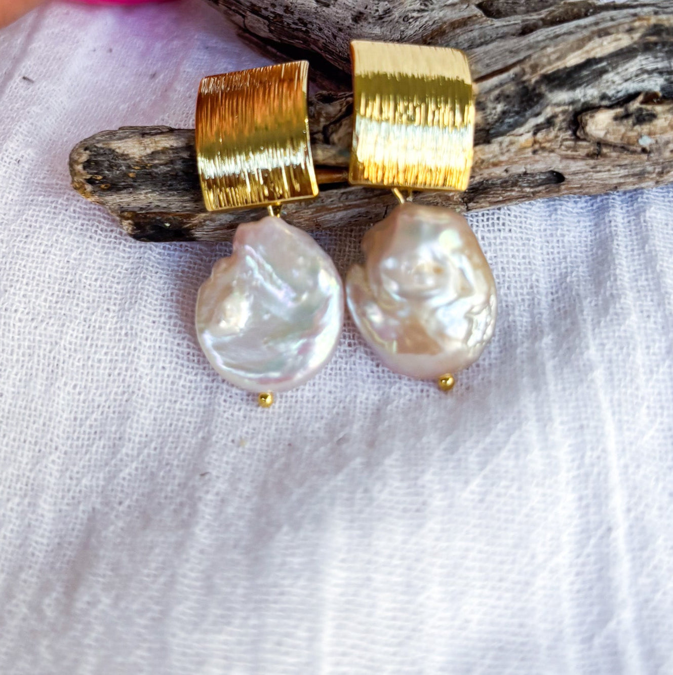 Gold plated brushed stud with nugget pearl - Beadsmith