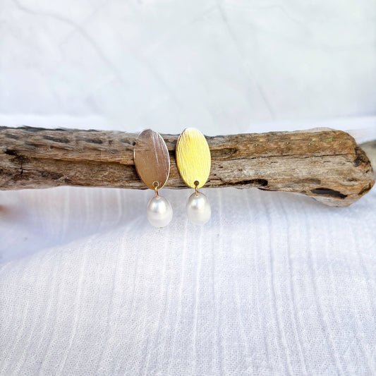 Hammered gold oval stud with freashwater pearl - Beadsmith
