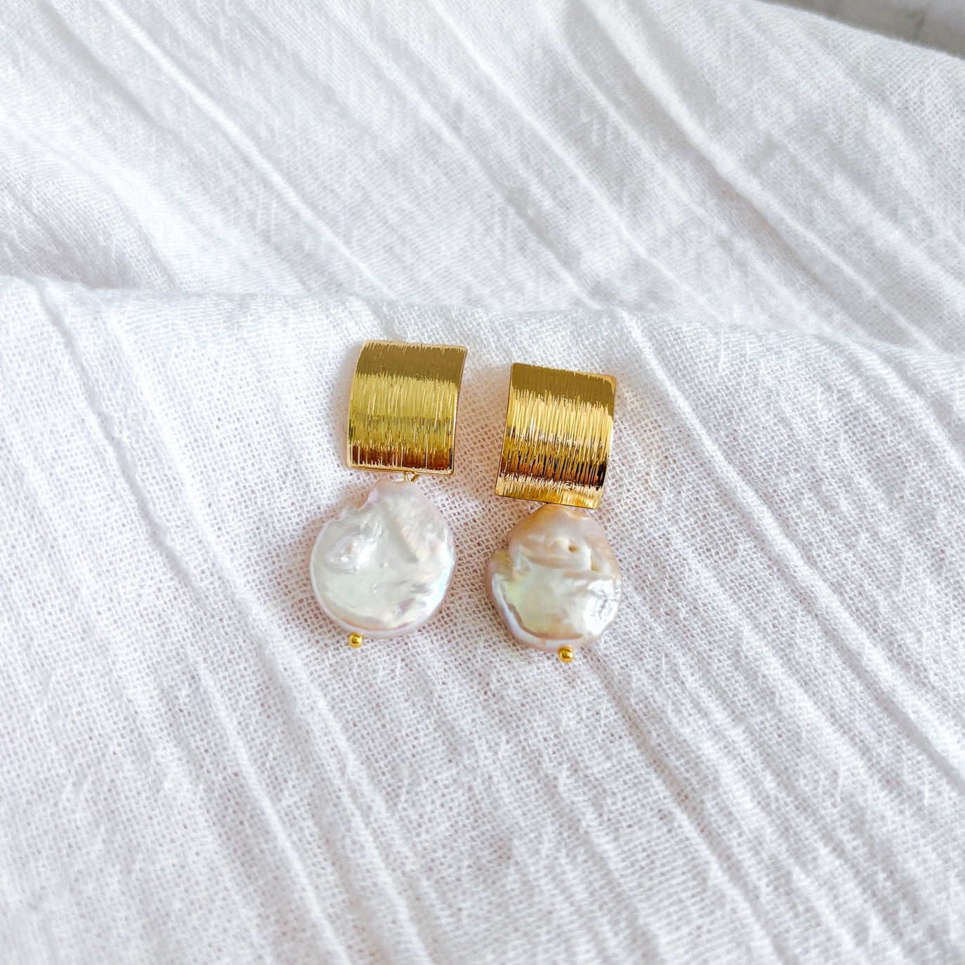 Gold plated brushed stud with nugget pearl - Beadsmith