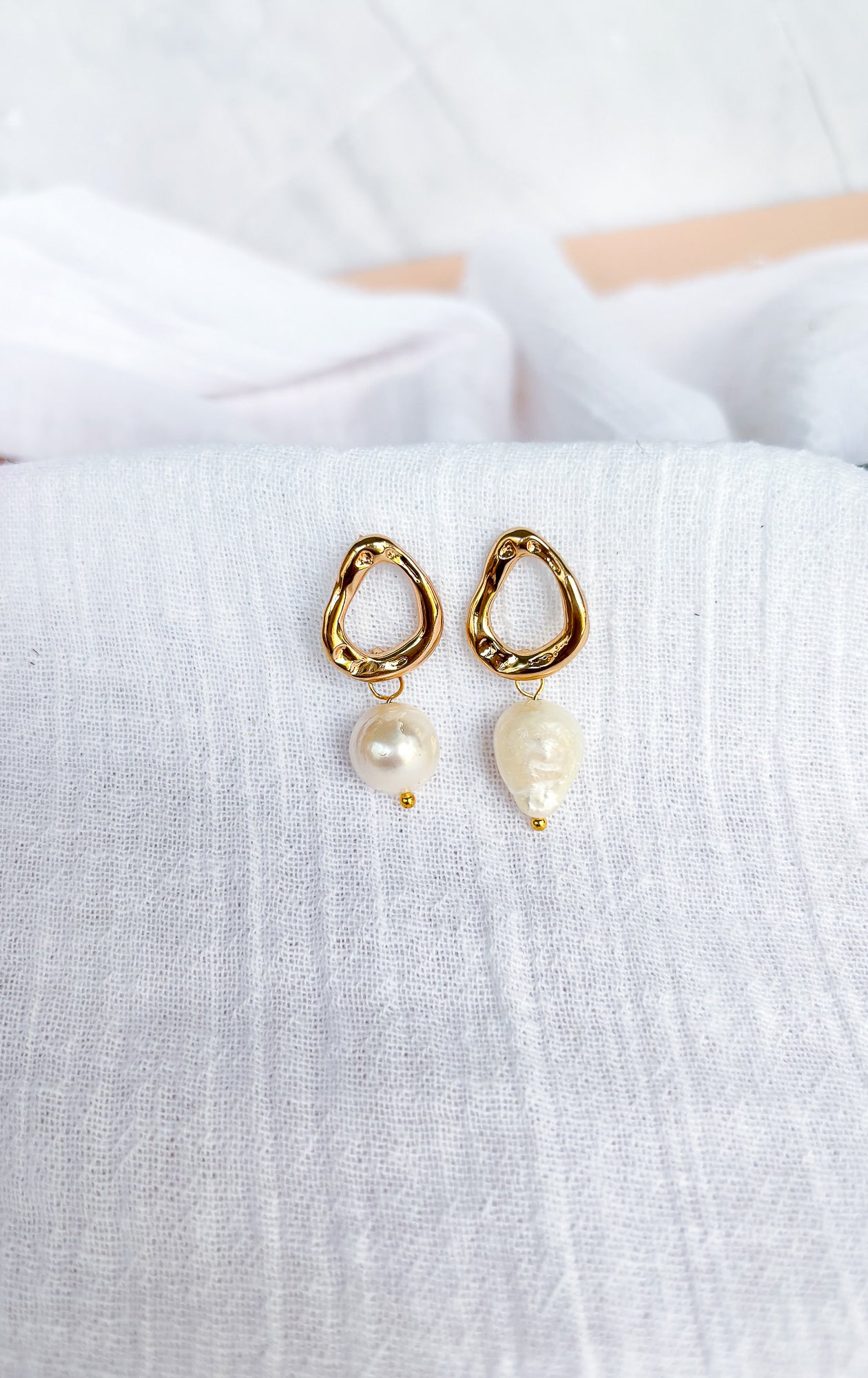 Open round gold stud with freshwater pearls - Beadsmith