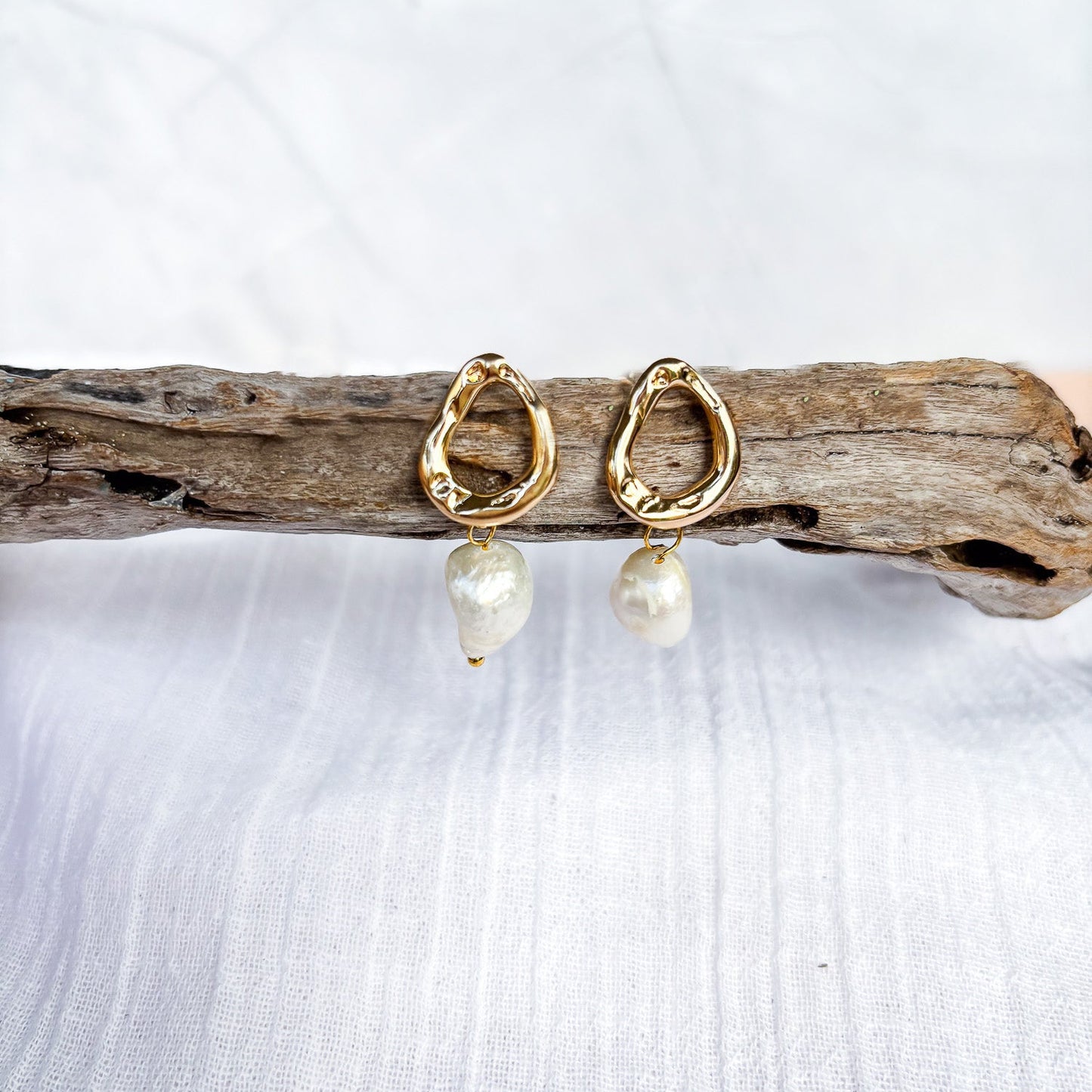 Open round gold stud with freshwater pearls - Beadsmith
