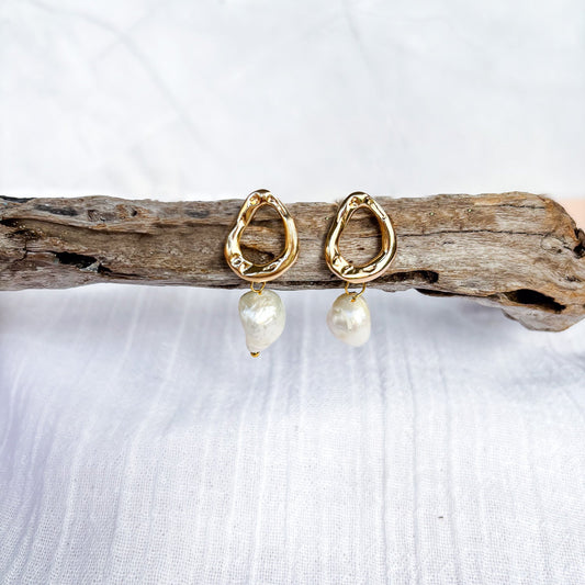 Open round gold stud with freshwater pearls - Beadsmith