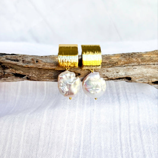 Gold plated brushed stud with nugget pearl - Beadsmith