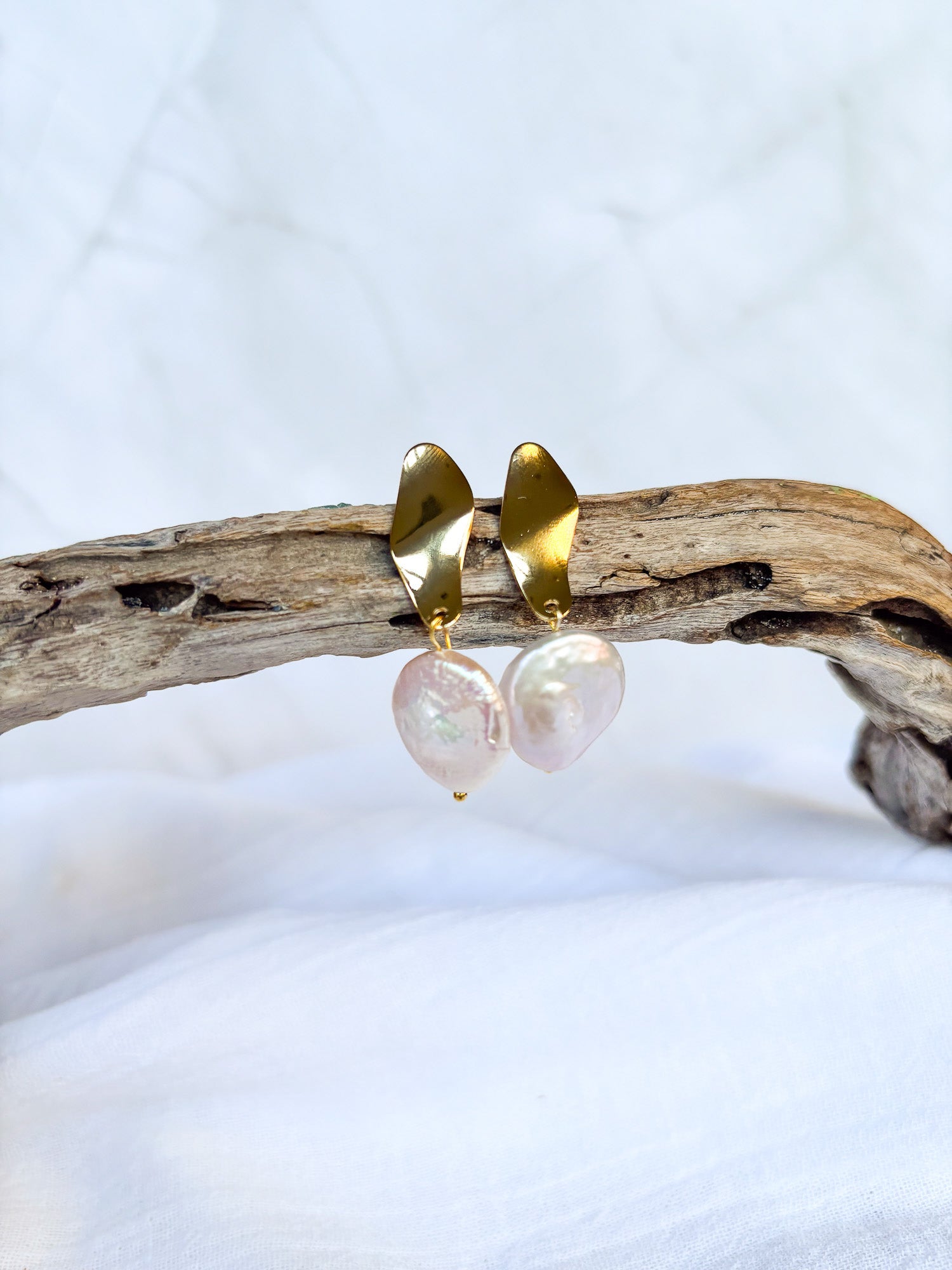 Wavy Studs with Freshwater Pebble Pearl - Beadsmith